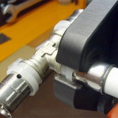 Монтаж пресс-фитингов на трубу из сшитого полиэтилена