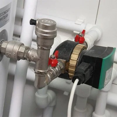 Установленный рециркуляционный насос у бойлера